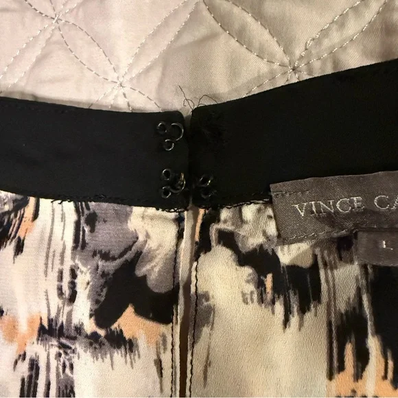 Vince Camuto Black & White Abstract Sleeveless Blouse - Size L - Picture 10 of 10